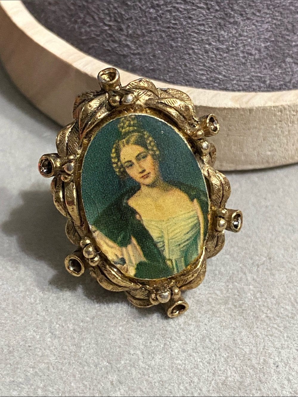 VTG Gold-Tone Portrait Cameo Ring in Green and Cream